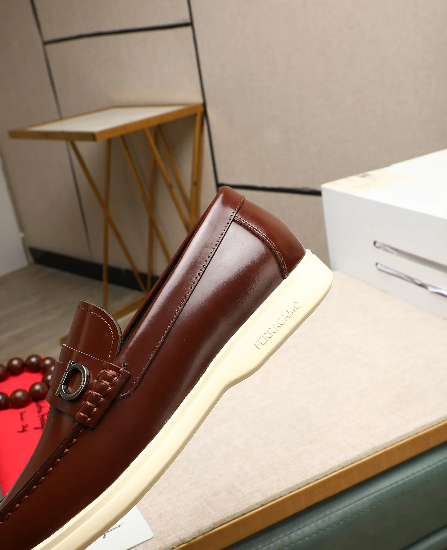 Men's shoes 💰580 📛📛(water-dyed cow lining) Salvatore Ferragamo high-end (Salvatore Ferragamo) is the top international luxury footwear brand. It comes from the fashion kingdom of Italy. It is famous all over the world for its traditional handmade design and novel styles... 🚶🏻🚶🏻New suit shoes are available simultaneously at the counter. This style is purely handmade. The fabric is imported Italian calfskin➕Soft water-dyed cowhide lining. Original authentic outsole🌀🌀Size: 38➖44 (45 46 customized)